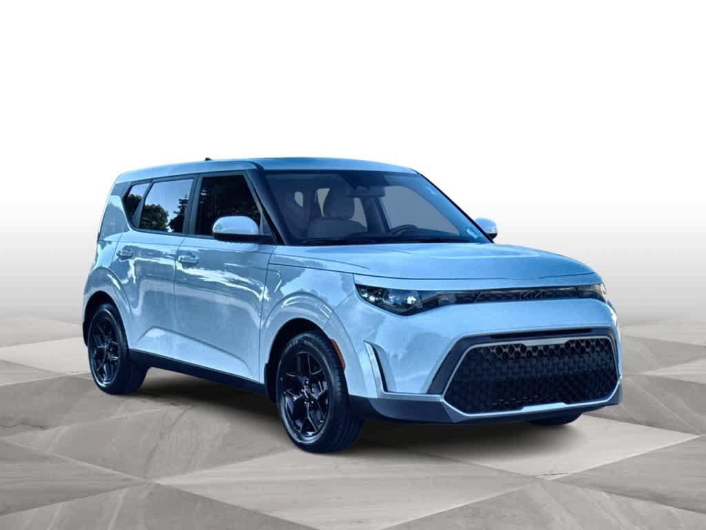 Used 2023 Kia Soul LX w/ Option Group 015 FWD image 2