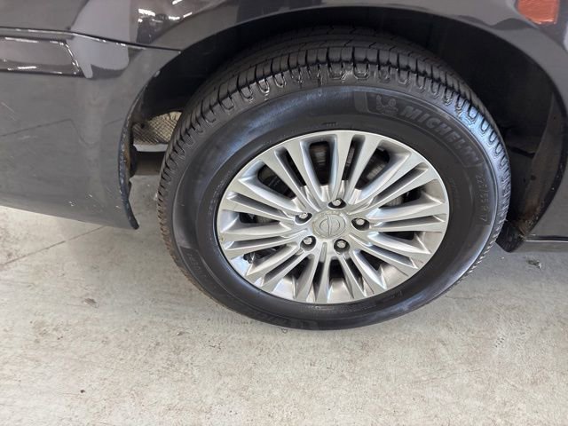 Used 2014 Chrysler Town & Country Touring-L FWD image 12