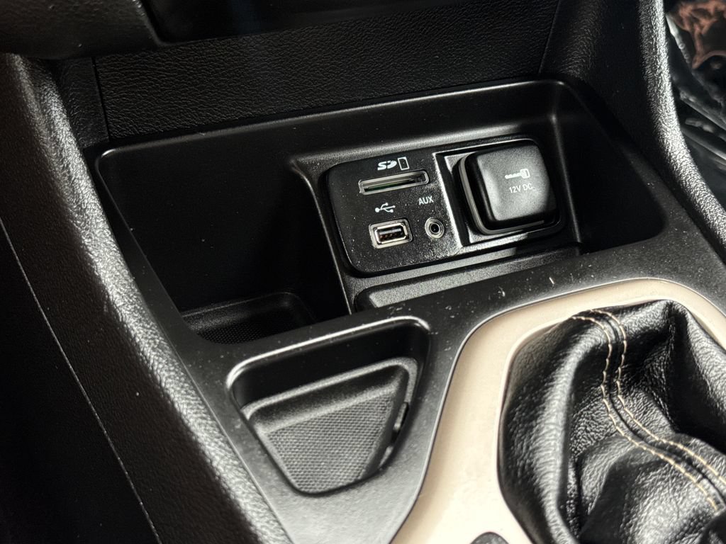 Used 2017 Jeep Cherokee Limited w/ Luxury Group FWD image 26