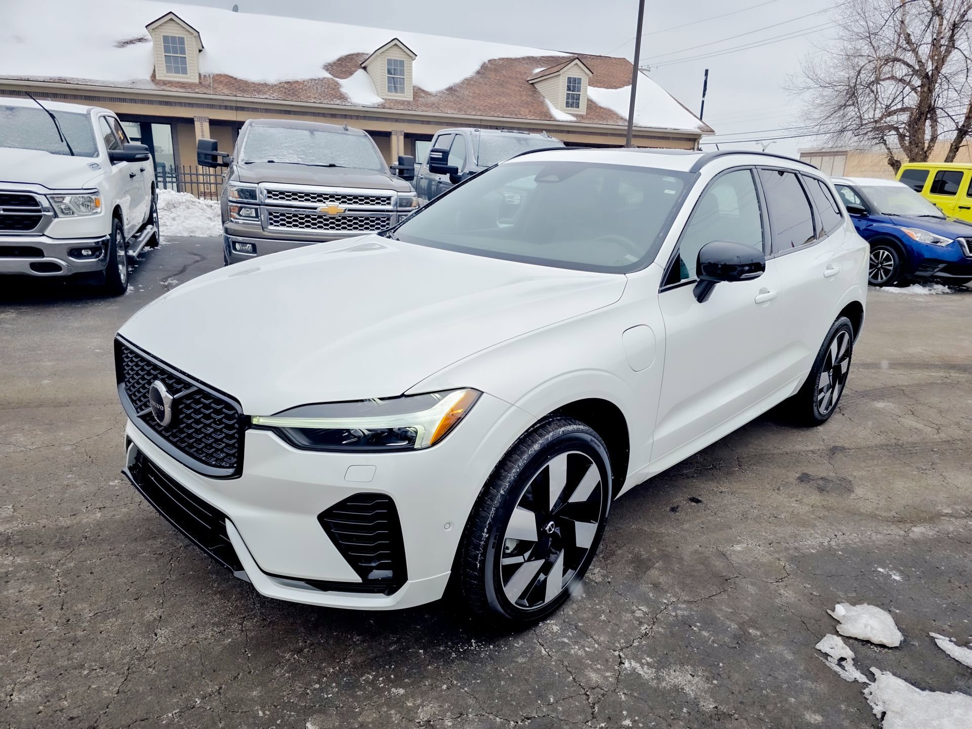 Used 2024 Volvo XC60 T8 Plus w/ Climate Package image 10