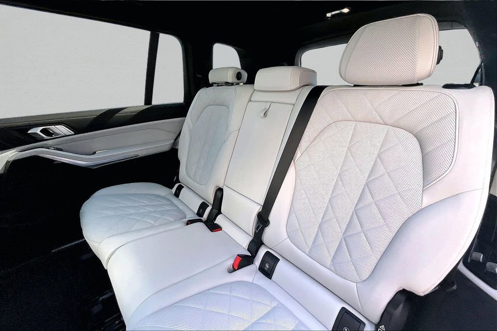 Used 2024 BMW X7 xDrive40i w/ Parking Assistance Package AWD/4WD image 21