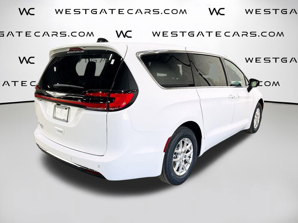 New 2026 Chrysler Pacifica Select image 8