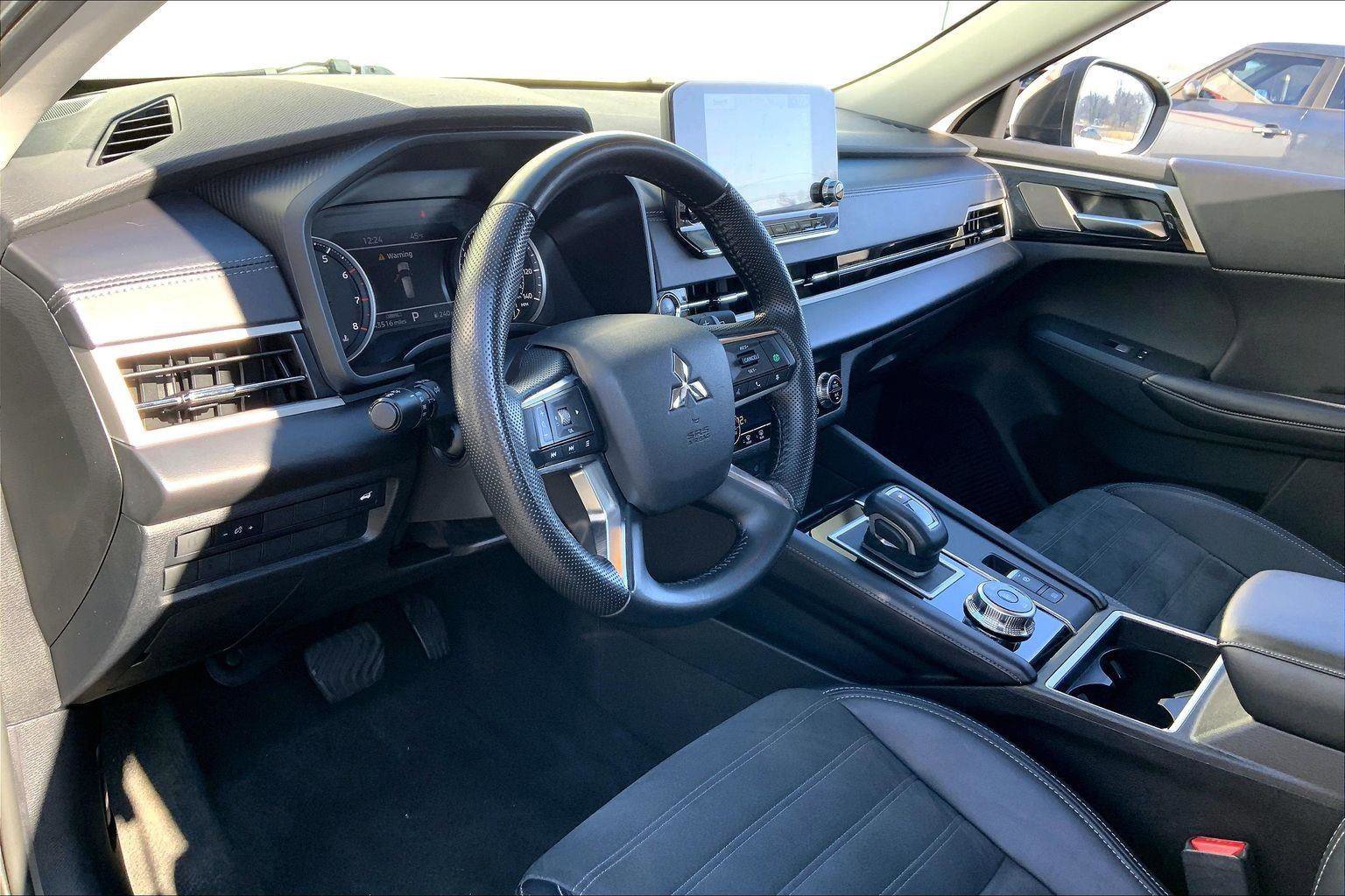 Used 2024 Mitsubishi Outlander SE image 13