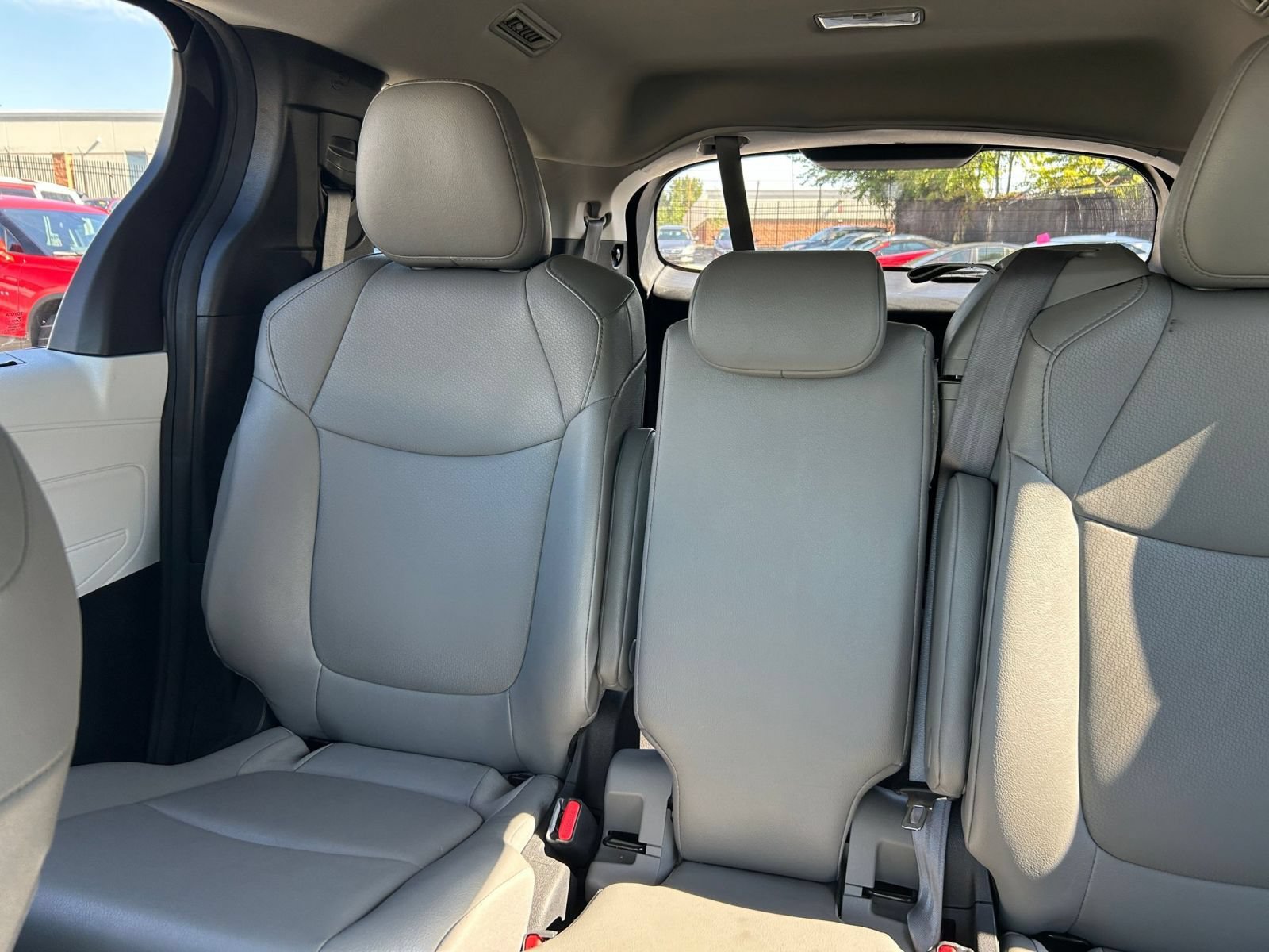 Used 2025 Toyota Sienna XLE FWD image 37