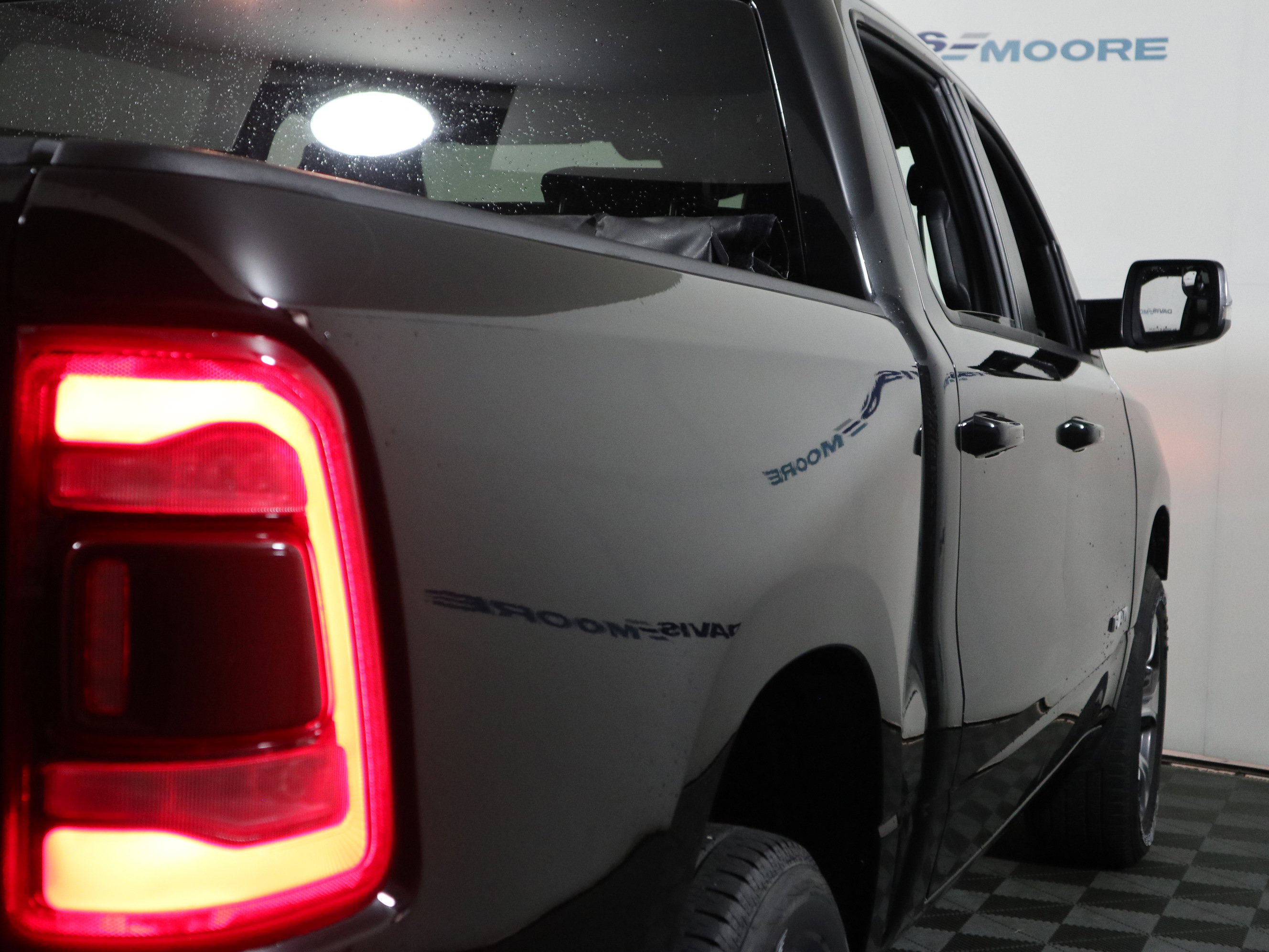 Used 2023 RAM 1500 Laramie AWD/4WD image 5