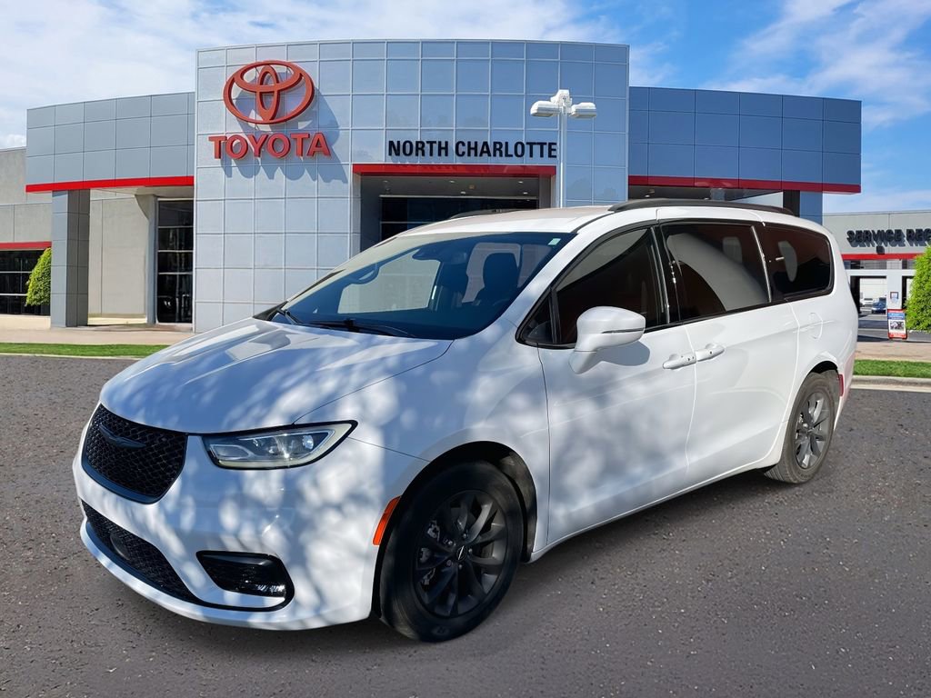 Used 2021 Chrysler Pacifica Touring-L w/ Uconnect Theater Family Group image 4