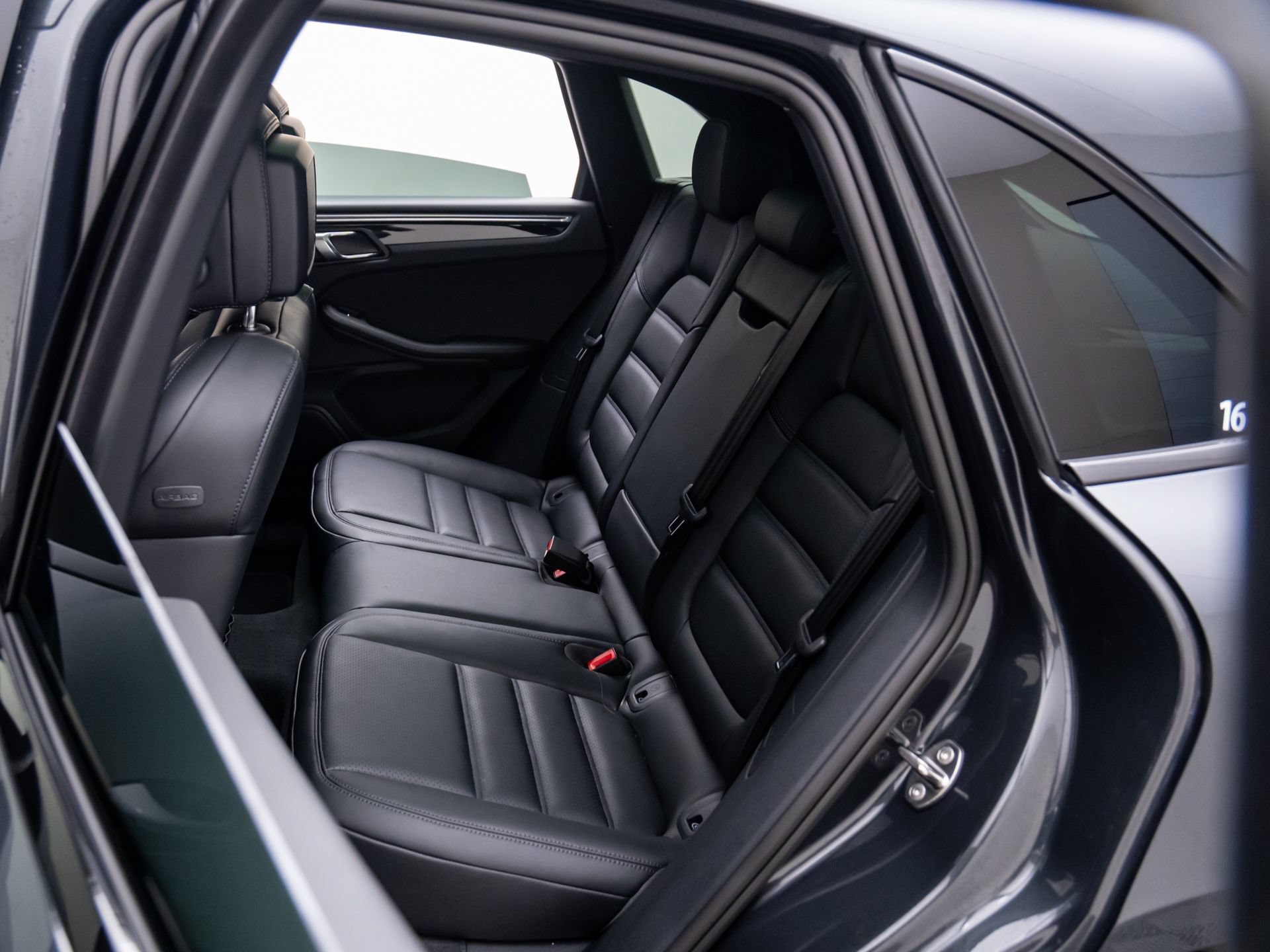 Certified 2026 Porsche Macan AWD/4WD image 17