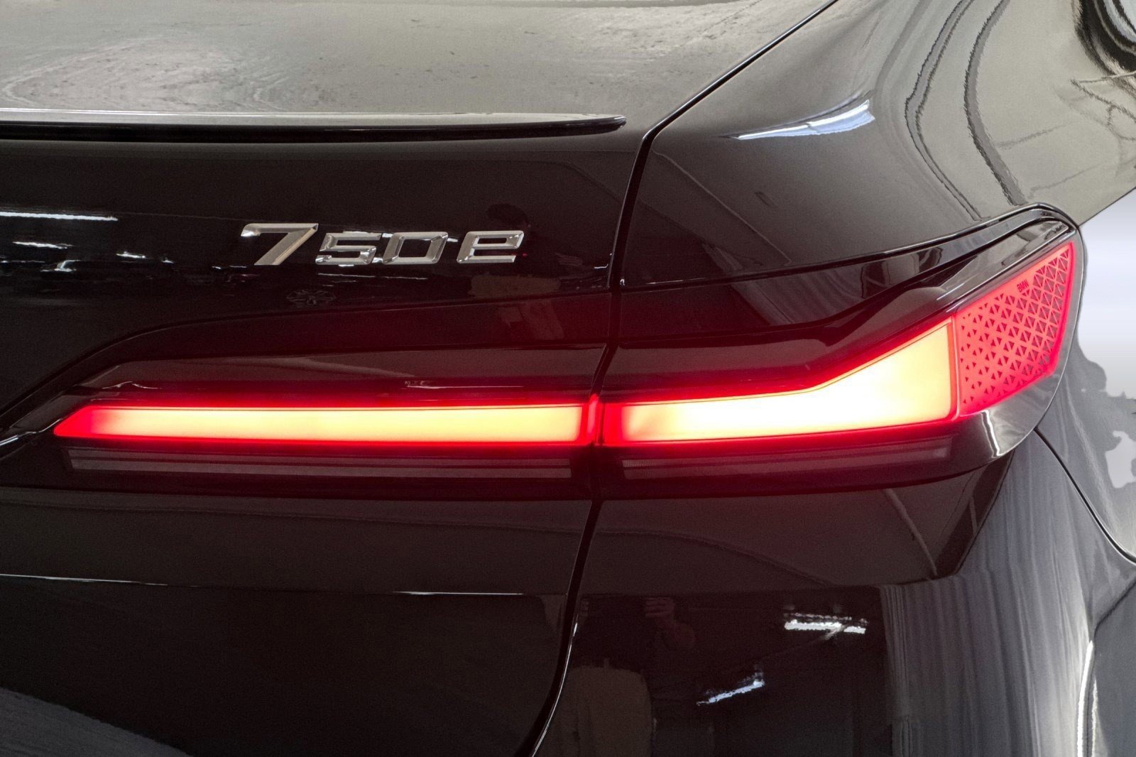 New 2026 BMW 750e xDrive image 13