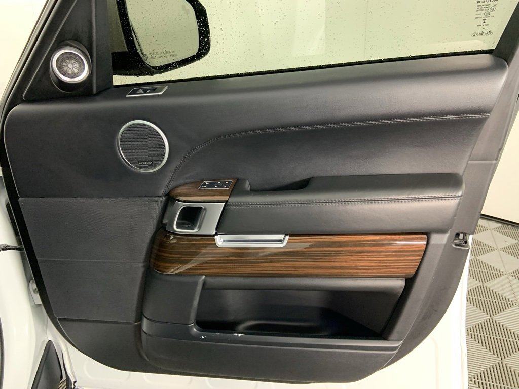 Used 2016 Land Rover Range Rover HSE image 16