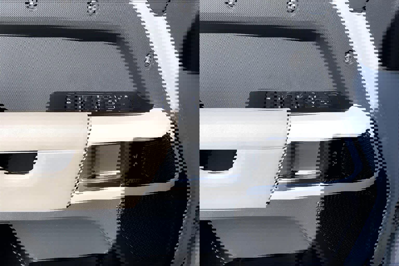 Used 2023 Land Rover Defender 110 SE image 32