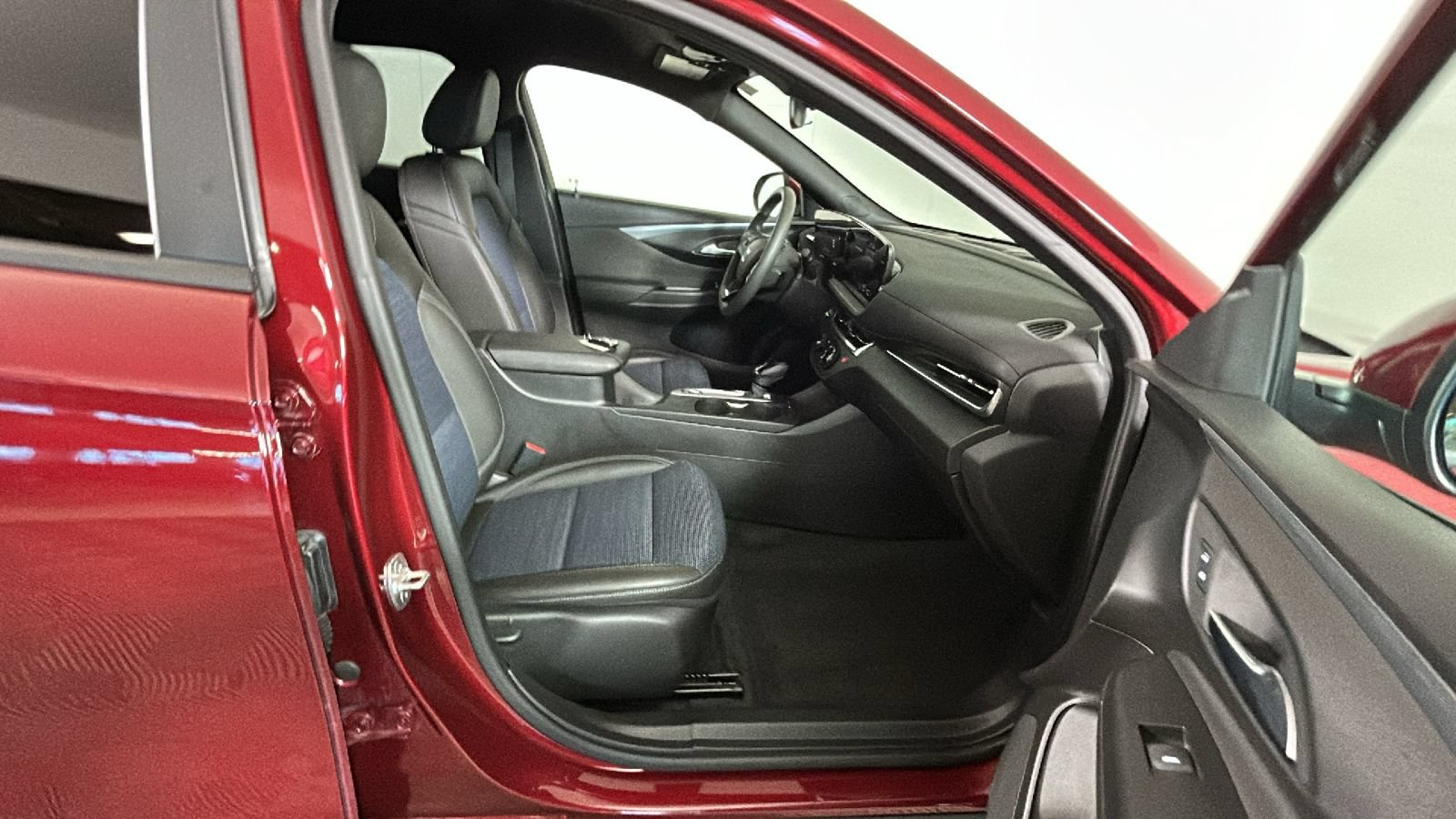 Used 2025 Buick Envista Sport Touring FWD image 34