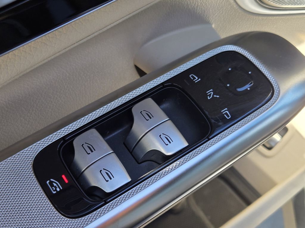 Used 2025 Mercedes-Benz GLC 300 image 30