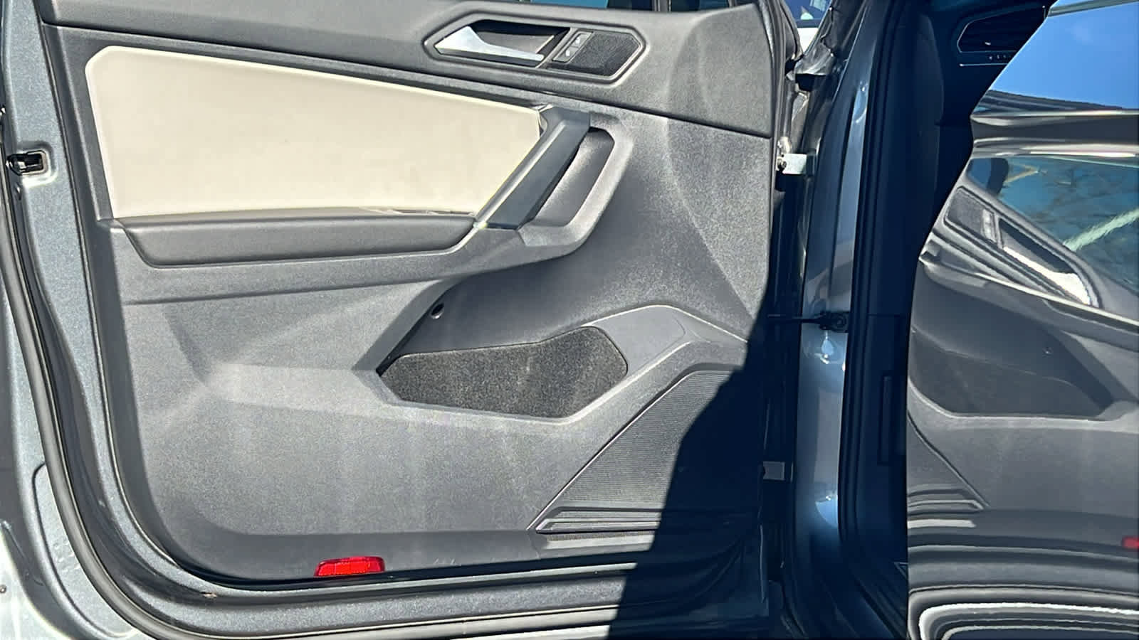 Used 2020 Volkswagen Tiguan SE R-Line image 23