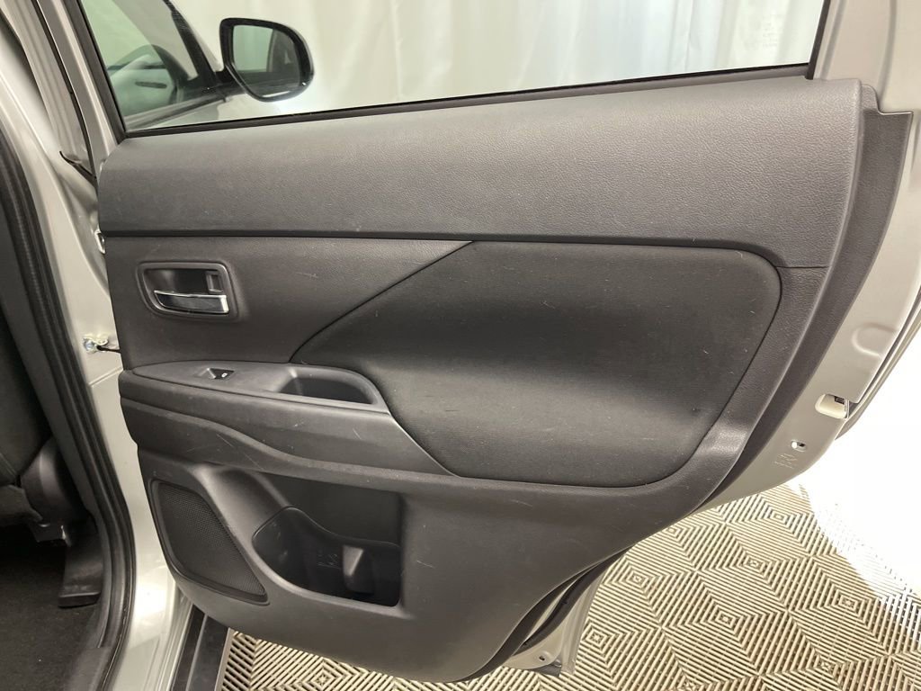 Used 2020 Mitsubishi Outlander ES image 29