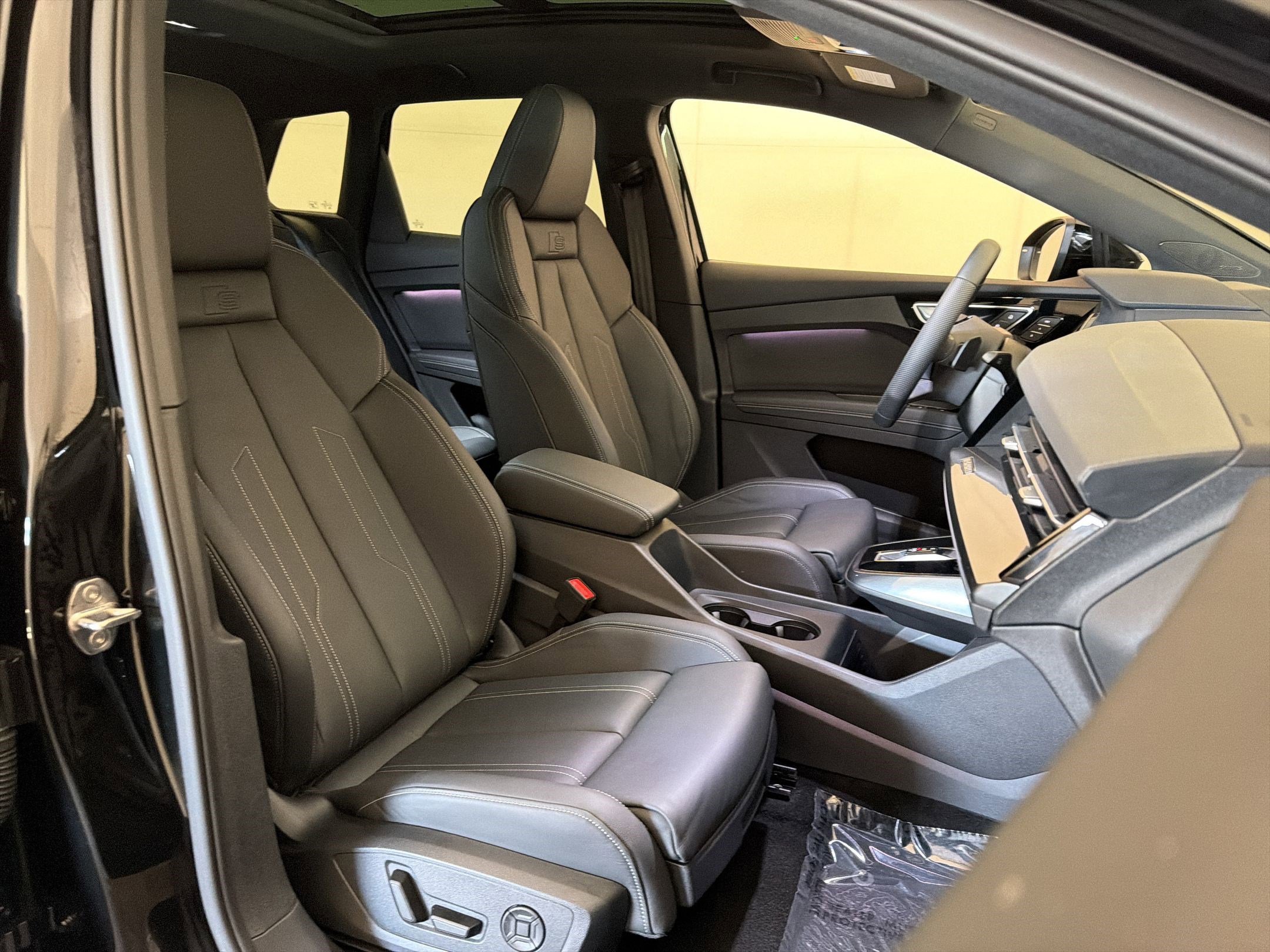 Used 2025 Audi Q4 e-tron Prestige w/ Sport Package image 28