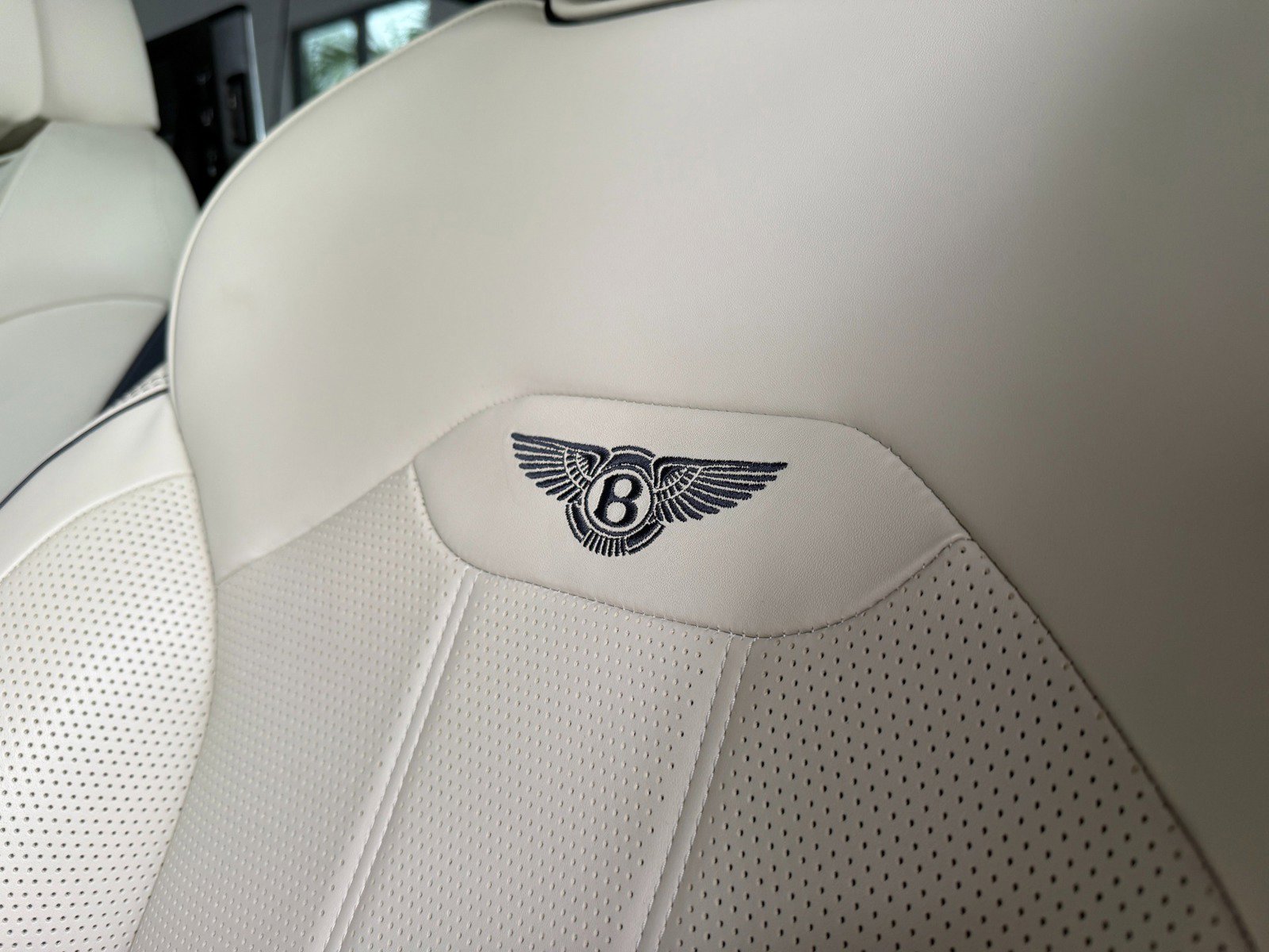 Used 2023 Bentley Bentayga Extended Wheelbase image 24