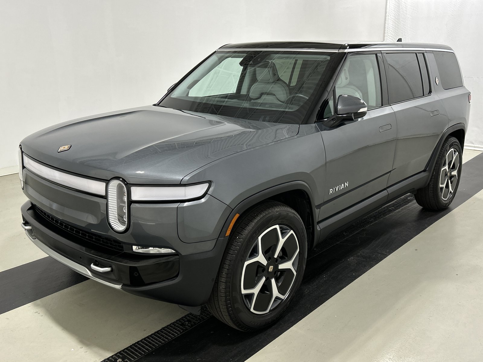 Used 2024 Rivian R1S Adventure AWD/4WD image 1