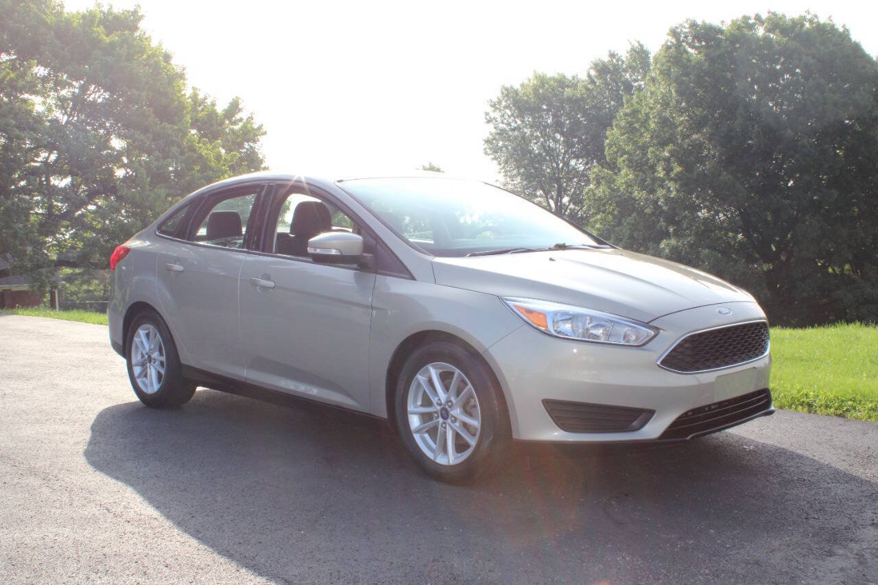 Used 2015 Ford Focus SE FWD image 1