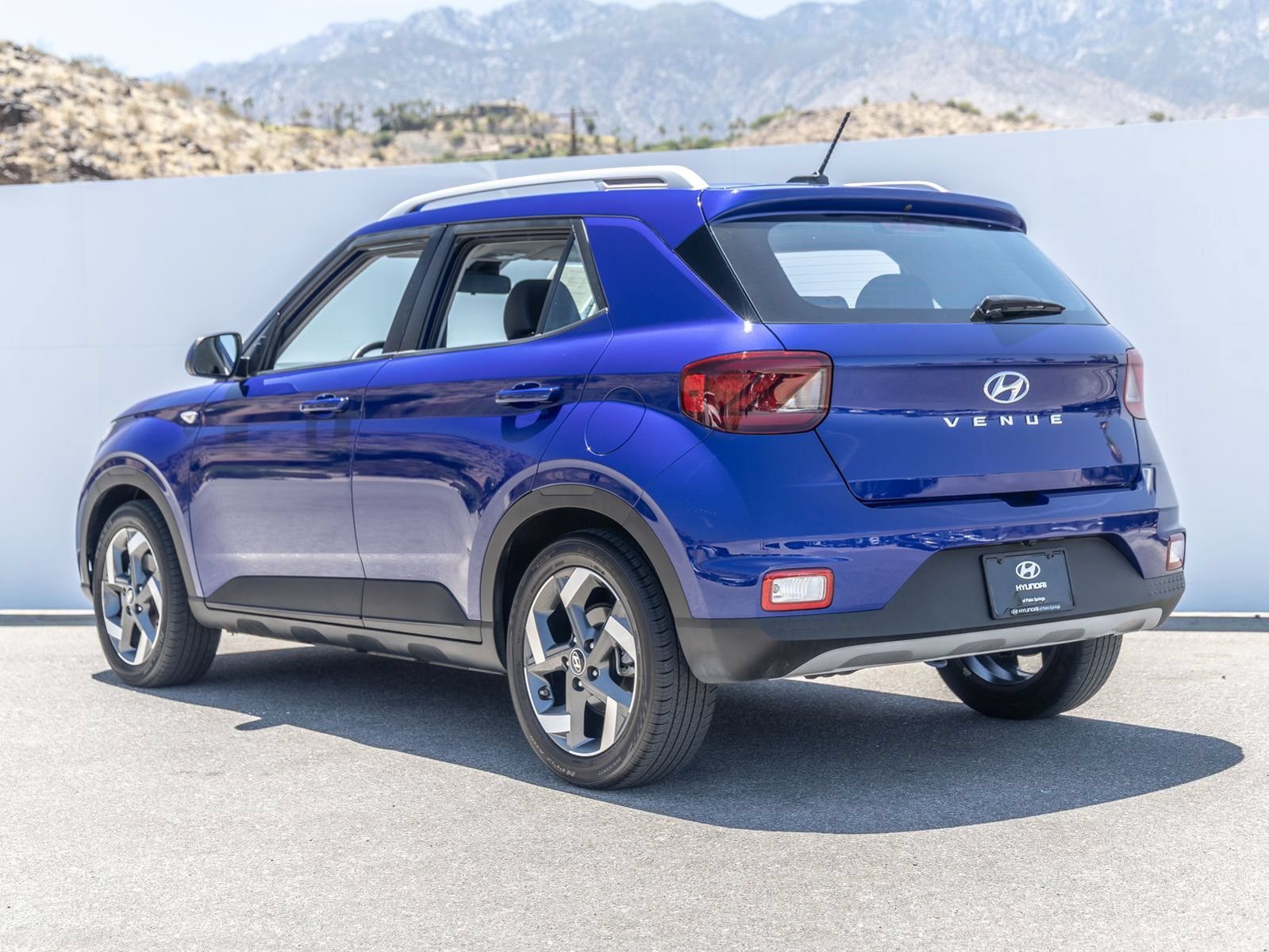Used 2023 Hyundai Venue Limited FWD image 8