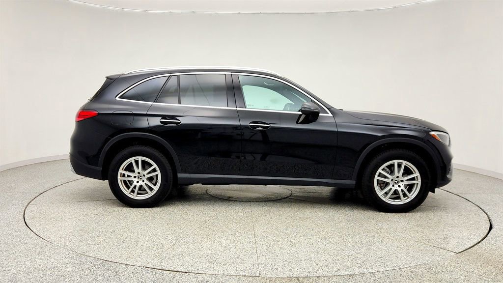 Used 2025 Mercedes-Benz GLC 300 4MATIC image 4