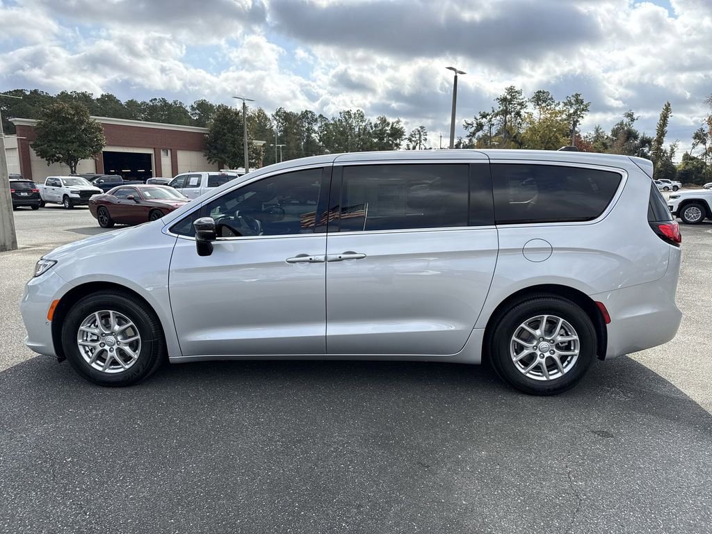 New 2026 Chrysler Pacifica Select FWD image 6