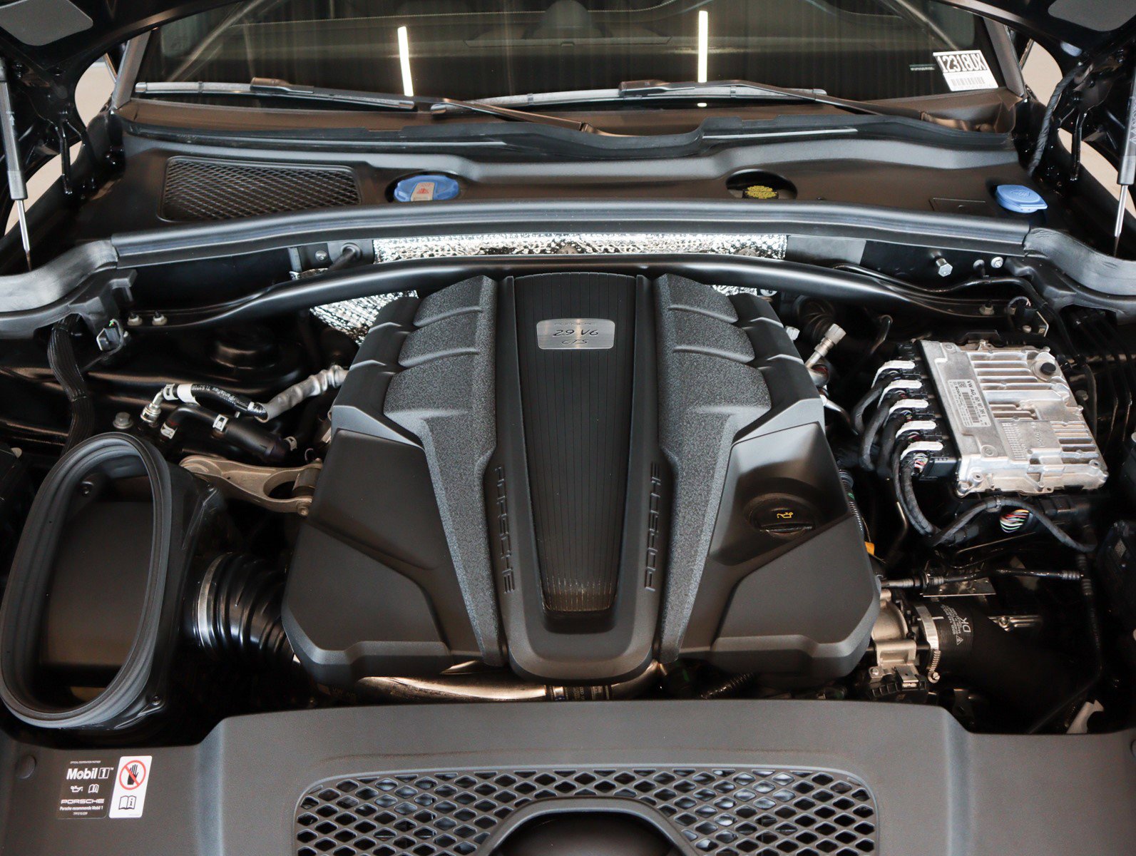 Certified 2025 Porsche Macan GTS image 25