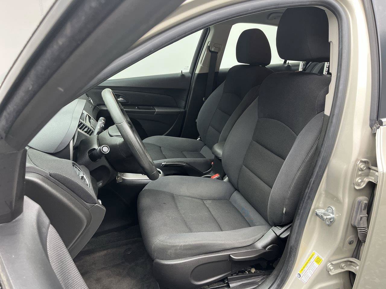 Used 2016 Chevrolet Cruze LT w/ Technology Package FWD image 8