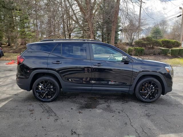 Used 2023 GMC Terrain SLE w/ Driver Convenience Package image 2