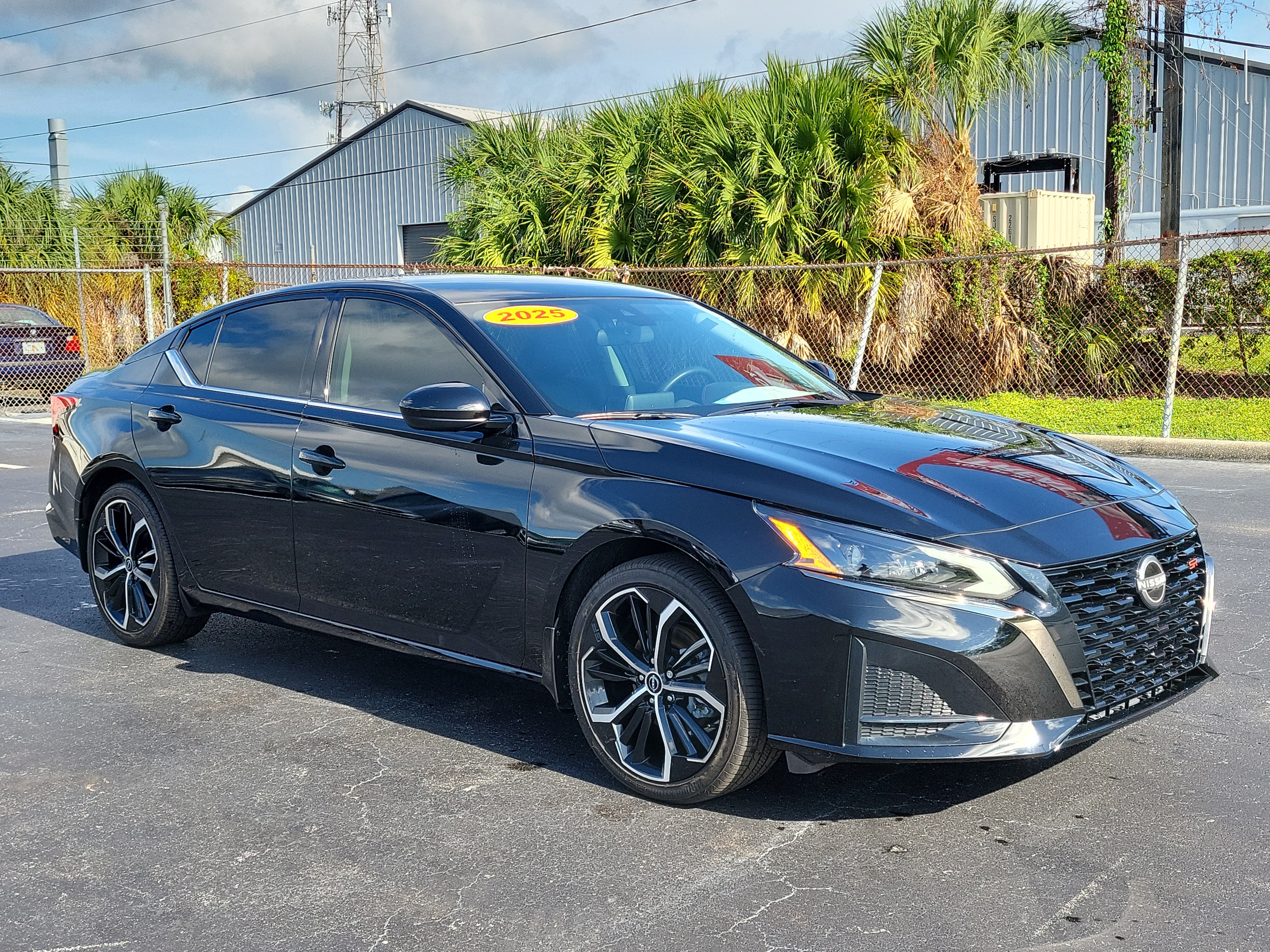 Used 2025 Nissan Altima 2.5 SR FWD image 2