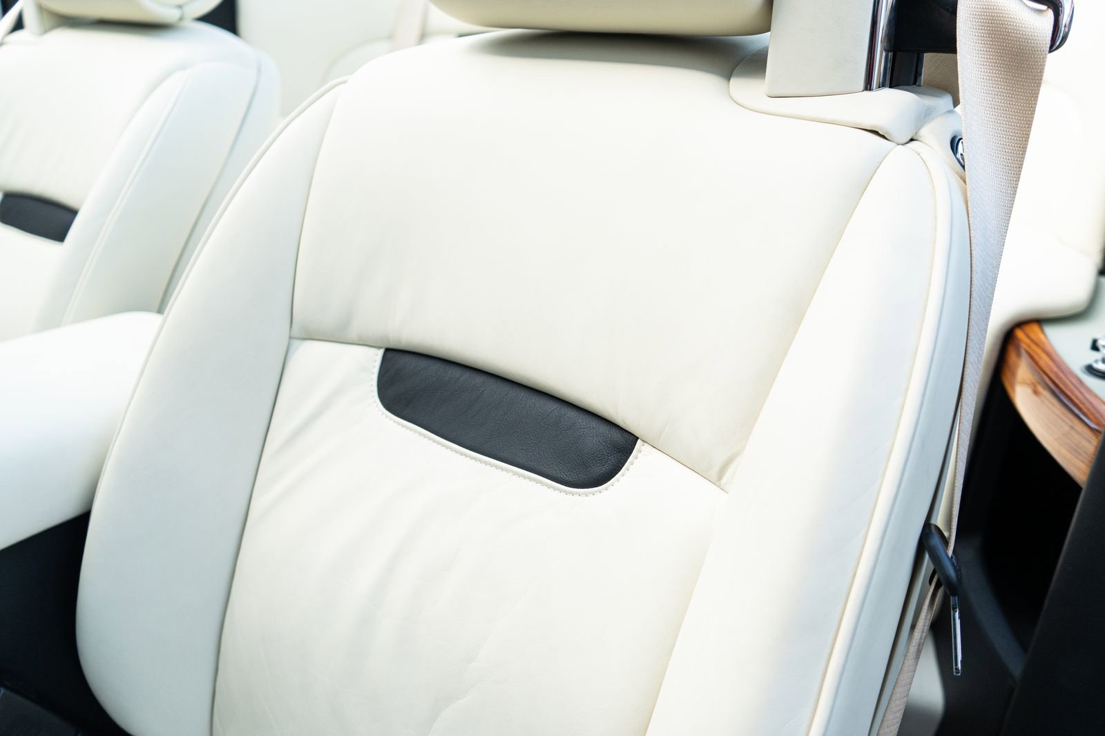 Used 2010 Rolls-Royce Phantom Drophead Coupe image 31