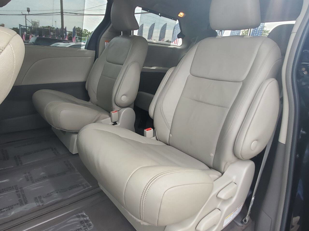 Used 2018 Toyota Sienna XLE Premium w/ Carpet Mat Package image 5