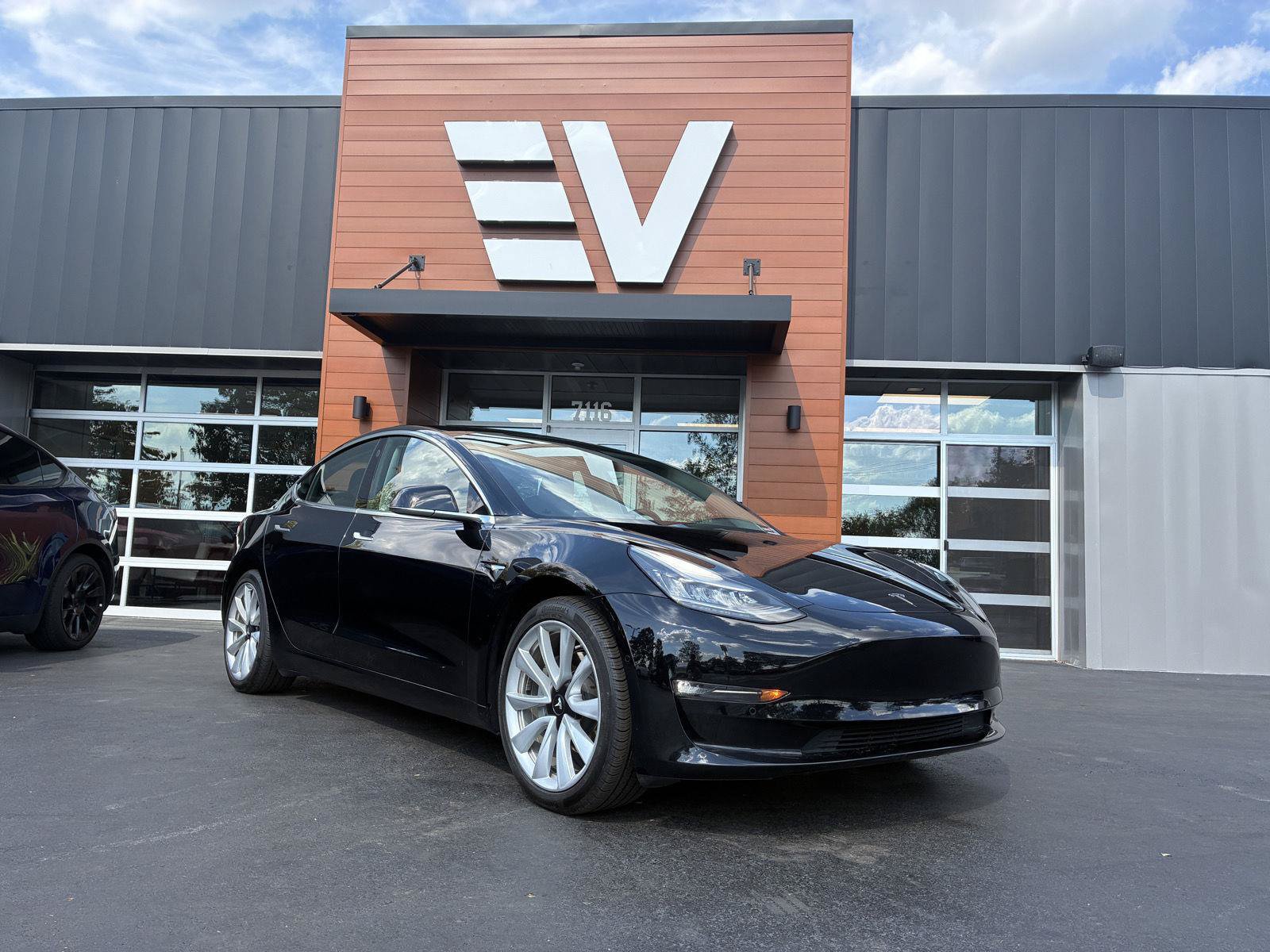 Used 2019 Tesla Model 3 Mid Range RWD image 2