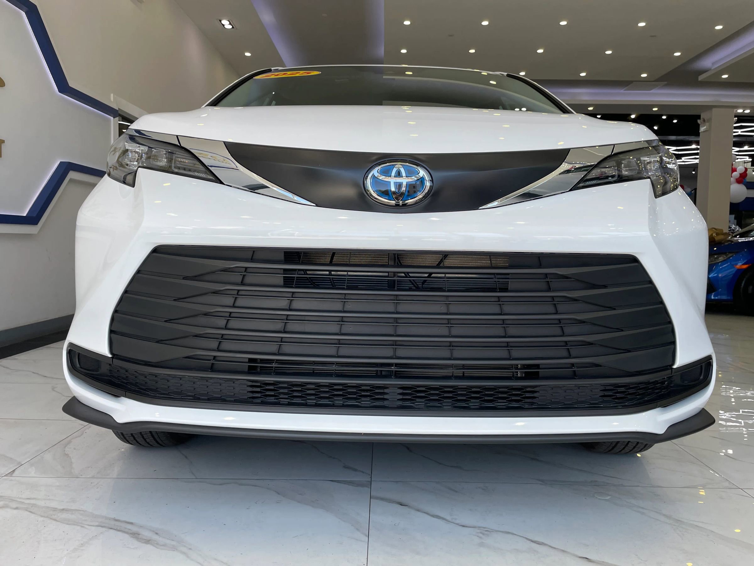 Used 2025 Toyota Sienna LE FWD image 3