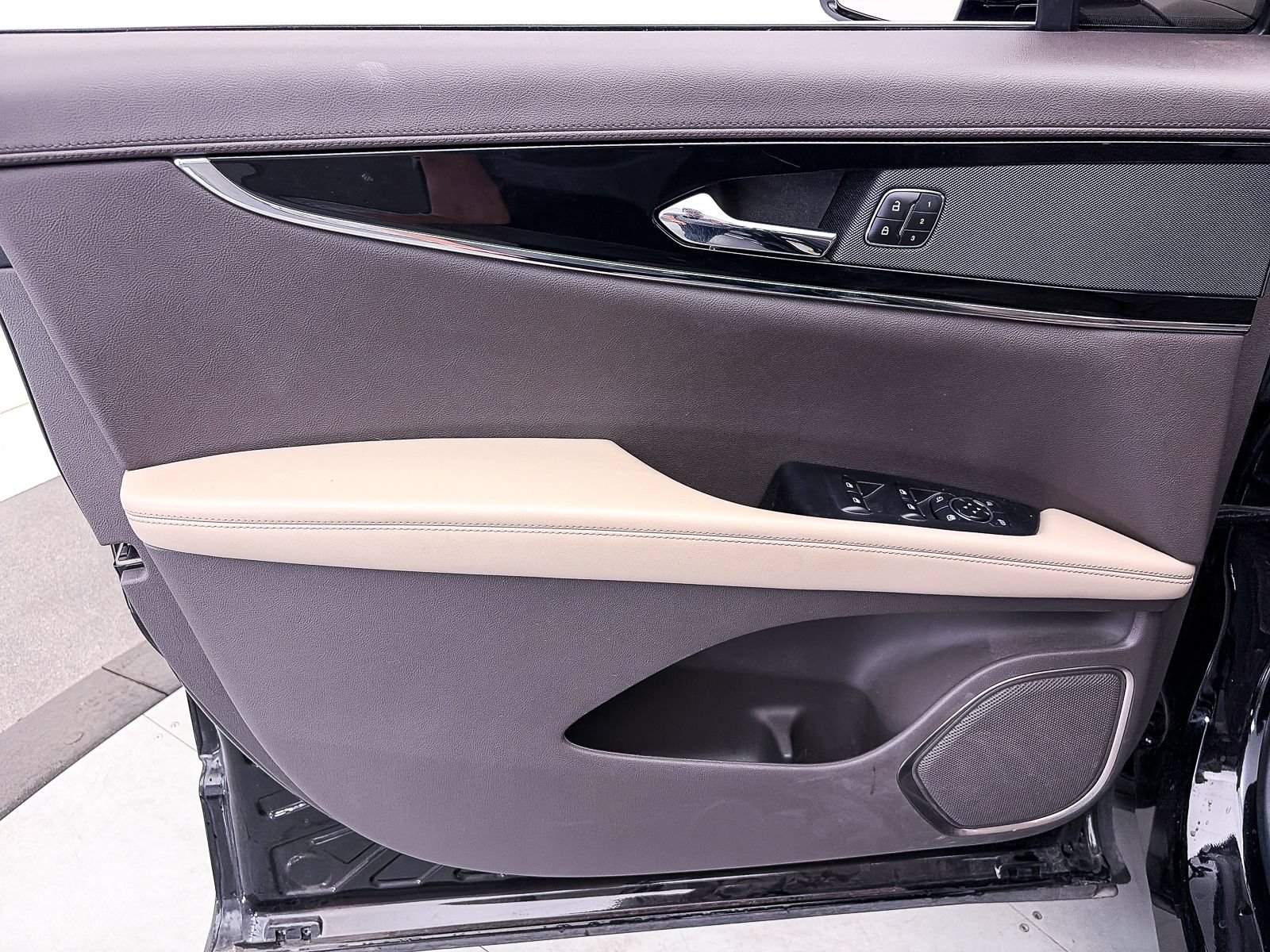 Used 2023 Lincoln Nautilus FWD w/ Premium Package image 16