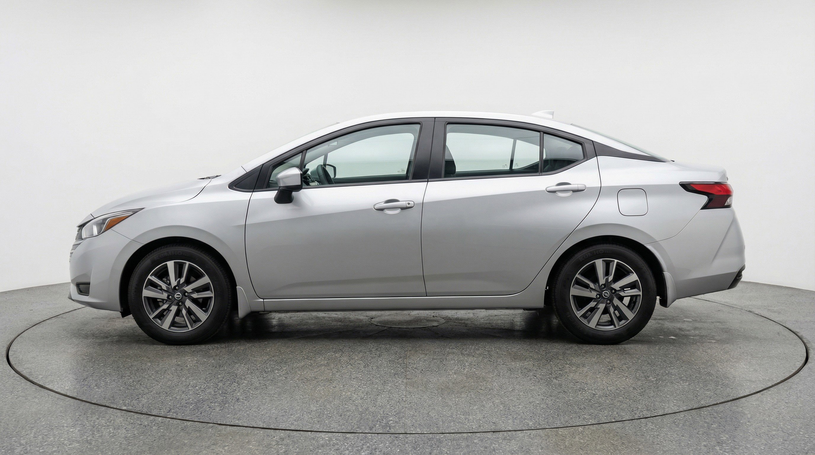 Used 2025 Nissan Versa SV image 5