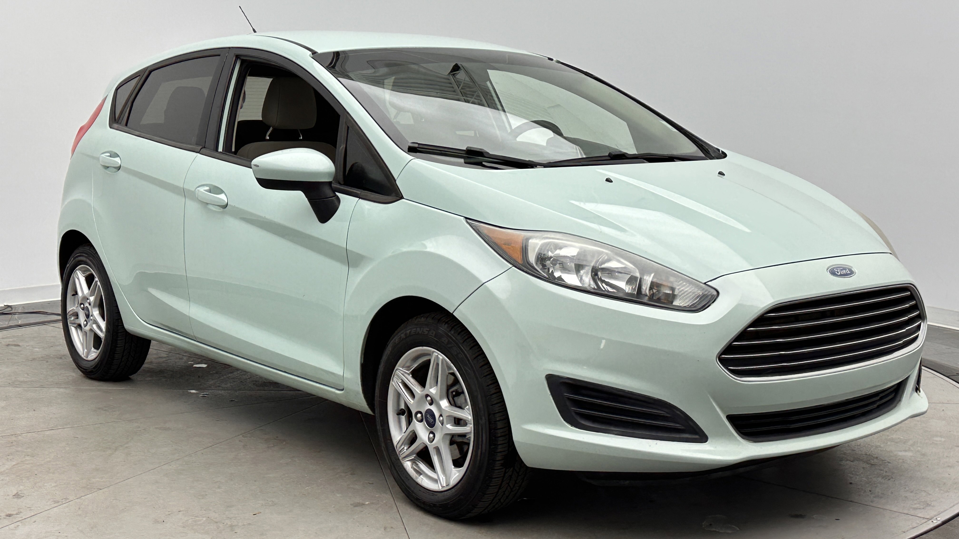 Used 2017 Ford Fiesta SE image 3