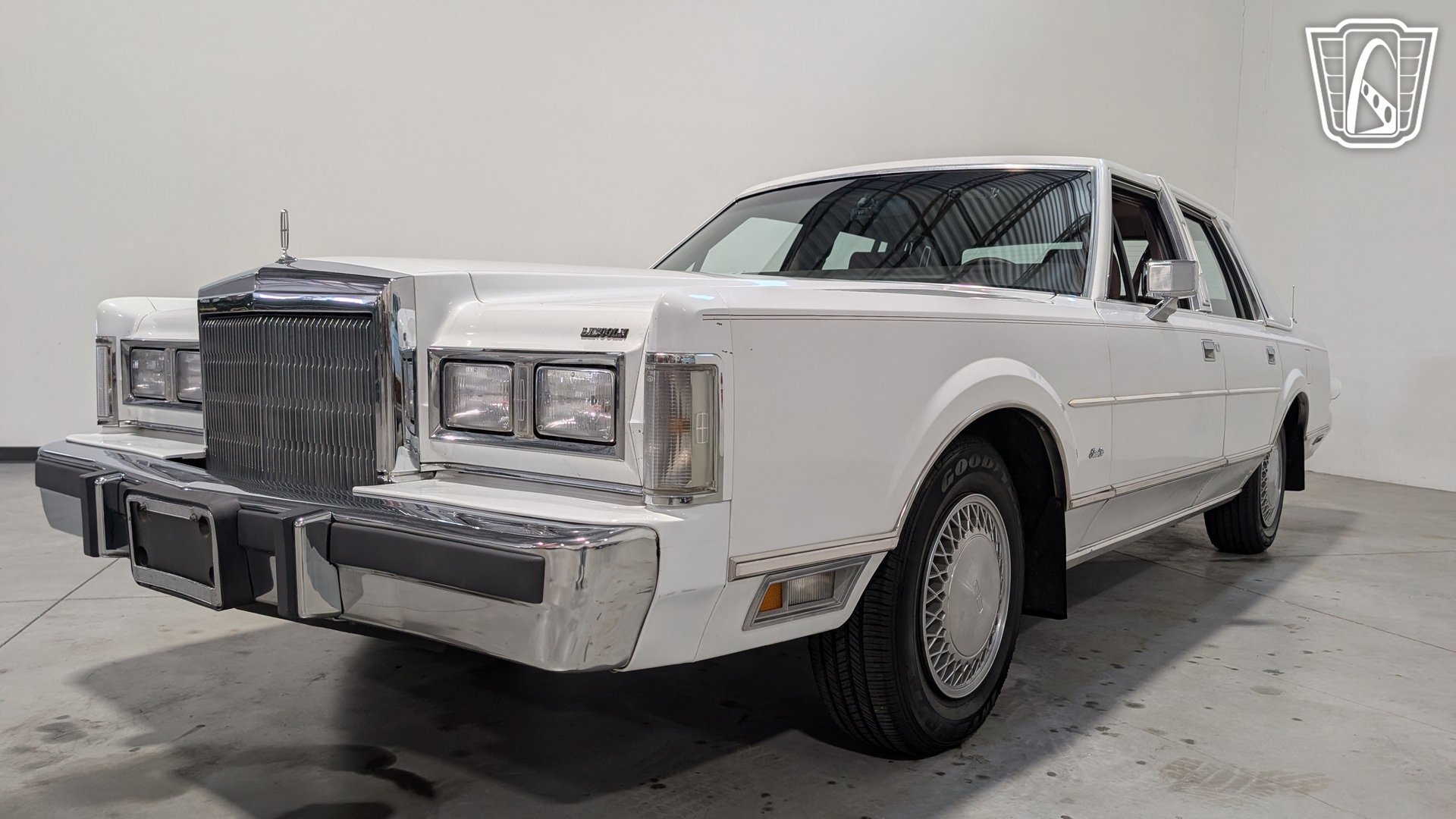 Used 1988 Lincoln Town Car RWD image 3