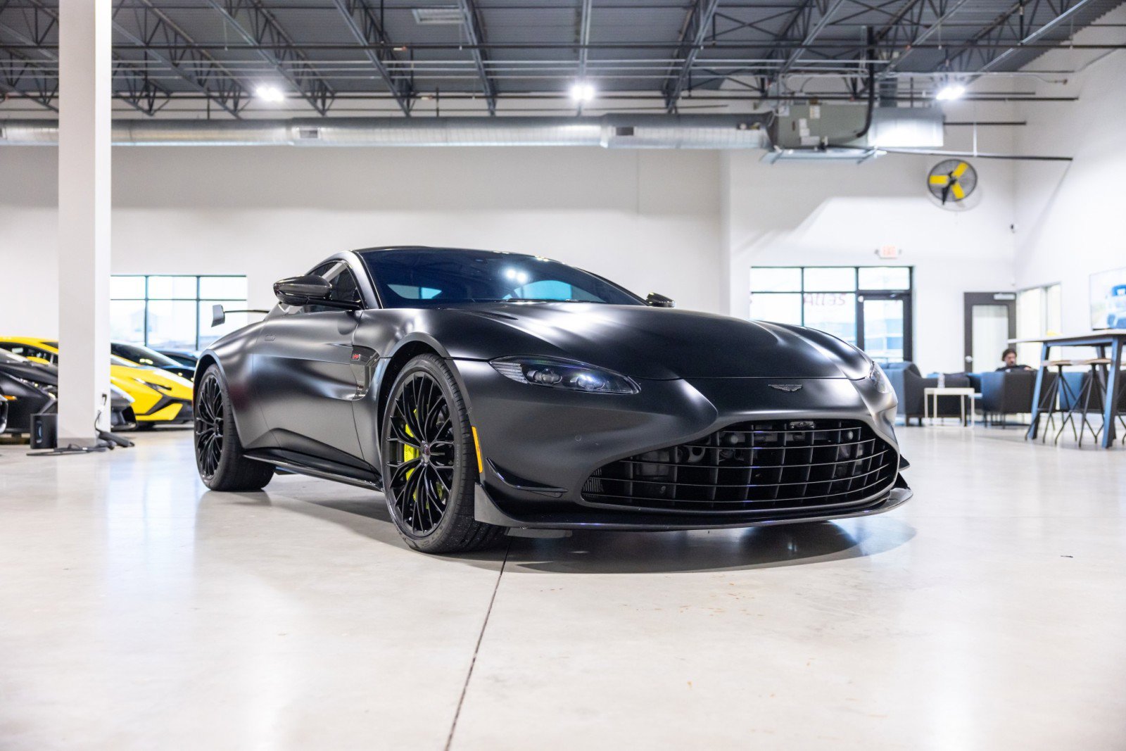 Used 2022 Aston Martin V8 Vantage Coupe RWD image 3