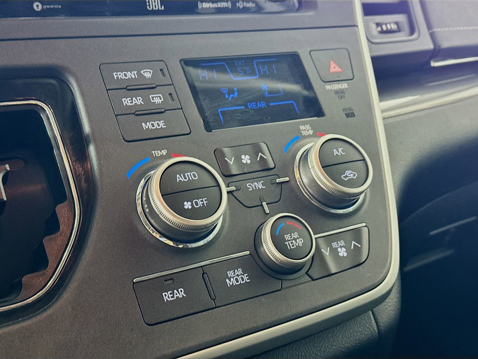 Used 2020 Toyota Sienna SE w/ SE Preferred Package image 13