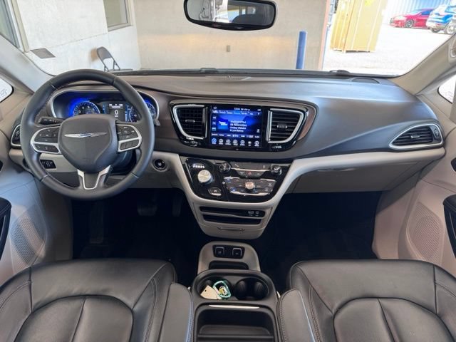 Used 2017 Chrysler Pacifica Touring-L FWD image 14