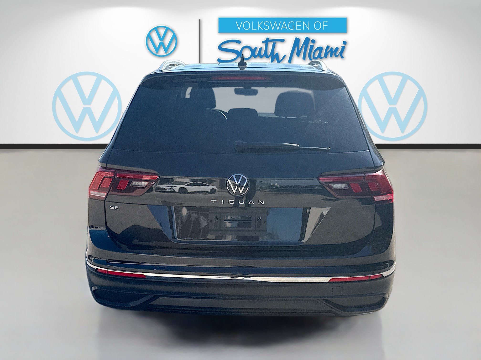Used 2023 Volkswagen Tiguan SE w/ Panoramic Sunroof Package FWD image 6