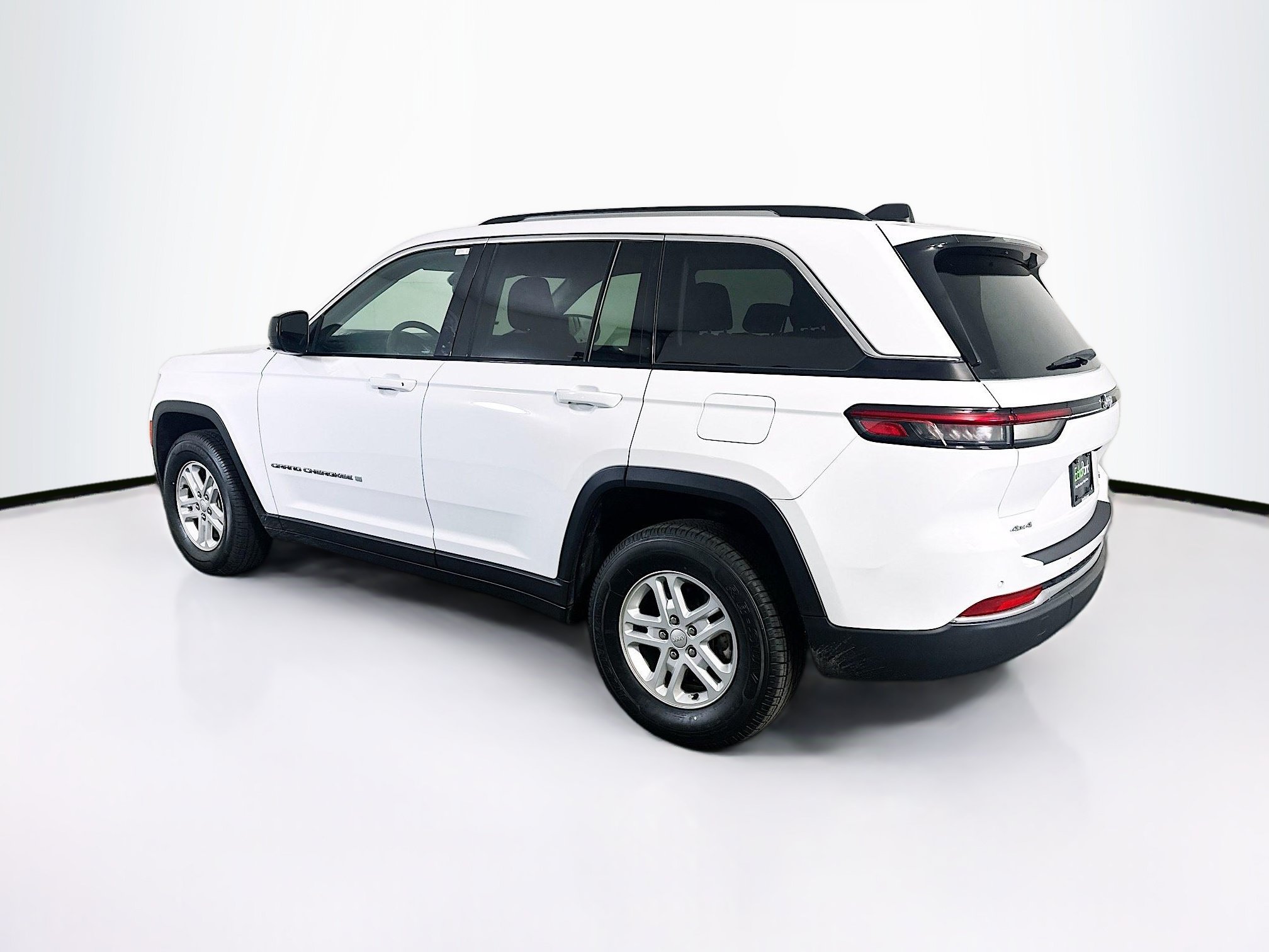 Used 2023 Jeep Grand Cherokee Laredo w/ Luxury Tech Group I AWD/4WD image 5