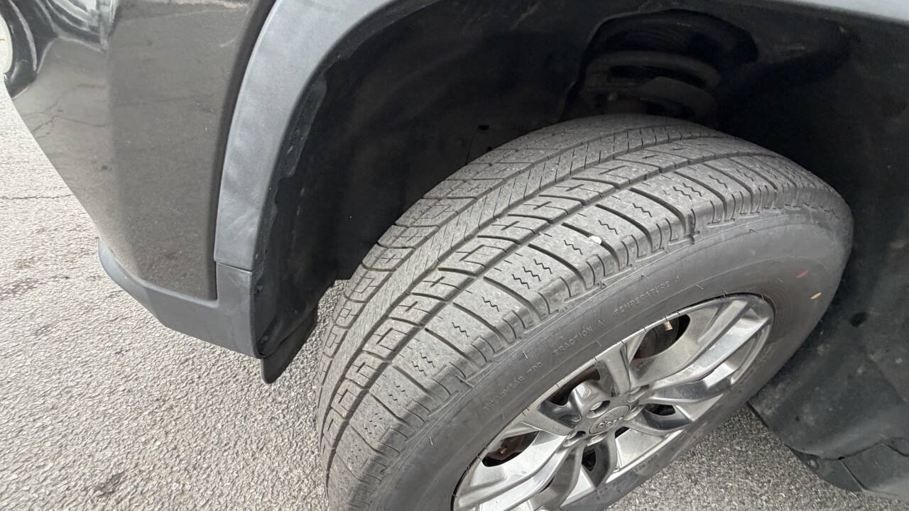 Used 2019 Jeep Cherokee Latitude Plus w/ Cold Weather Group AWD/4WD image 18