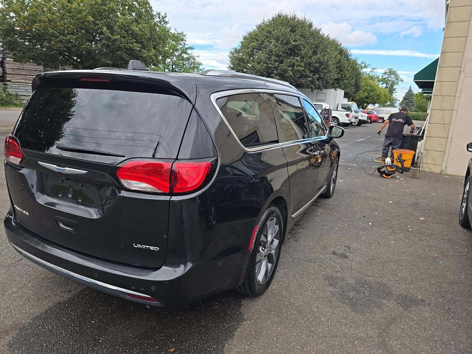 Used 2018 Chrysler Pacifica Limited w/ Tire & Wheel Group FWD image 3