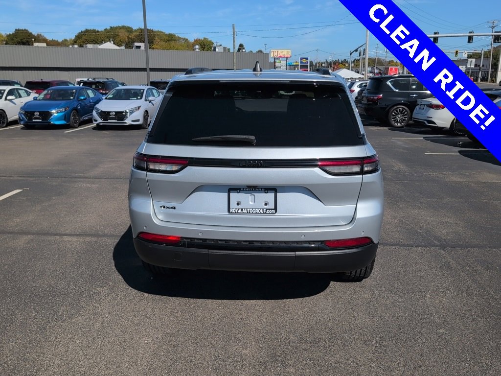 Used 2023 Jeep Grand Cherokee Altitude image 5