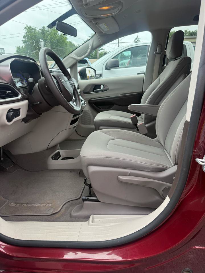 Used 2018 Chrysler Pacifica L FWD image 12