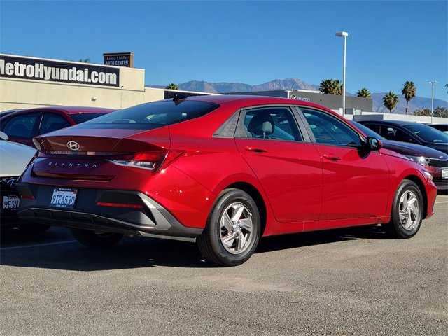 Used 2025 Hyundai Elantra SE image 2