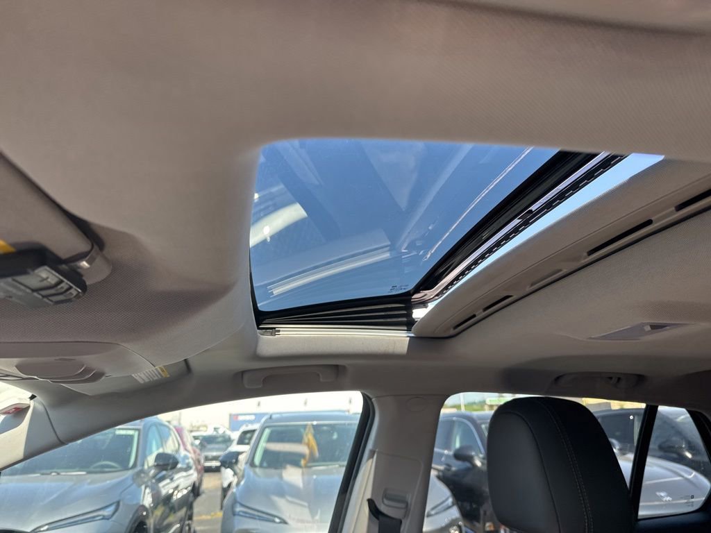 Used 2018 Chevrolet Trax LT w/ Sun & Sound Package FWD image 11