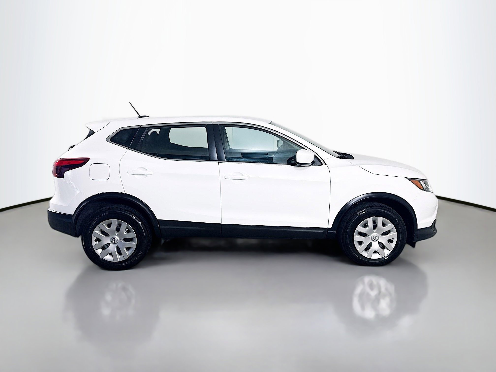 Used 2019 Nissan Rogue Sport S image 11