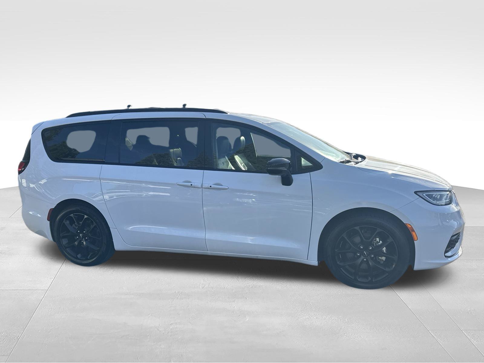 Used 2025 Chrysler Pacifica Limited FWD image 4